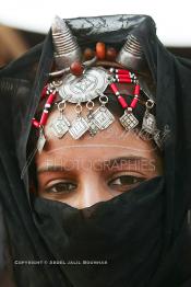 Image du Maroc Professionnelle de  Une jeune fille du désert pose en tenue traditionnelle durant le grand Moussem de Tan Tan. Ce grand rassemblement est organisé dans un site désertique sur lequel la ville de Tan Tan a toujours accueilli la majorité des tribus et des grandes familles nomades du désert lors d'un grand moussem, Samedi 18 septembre 2004. (Photo / Abdeljalil Bounhar)




